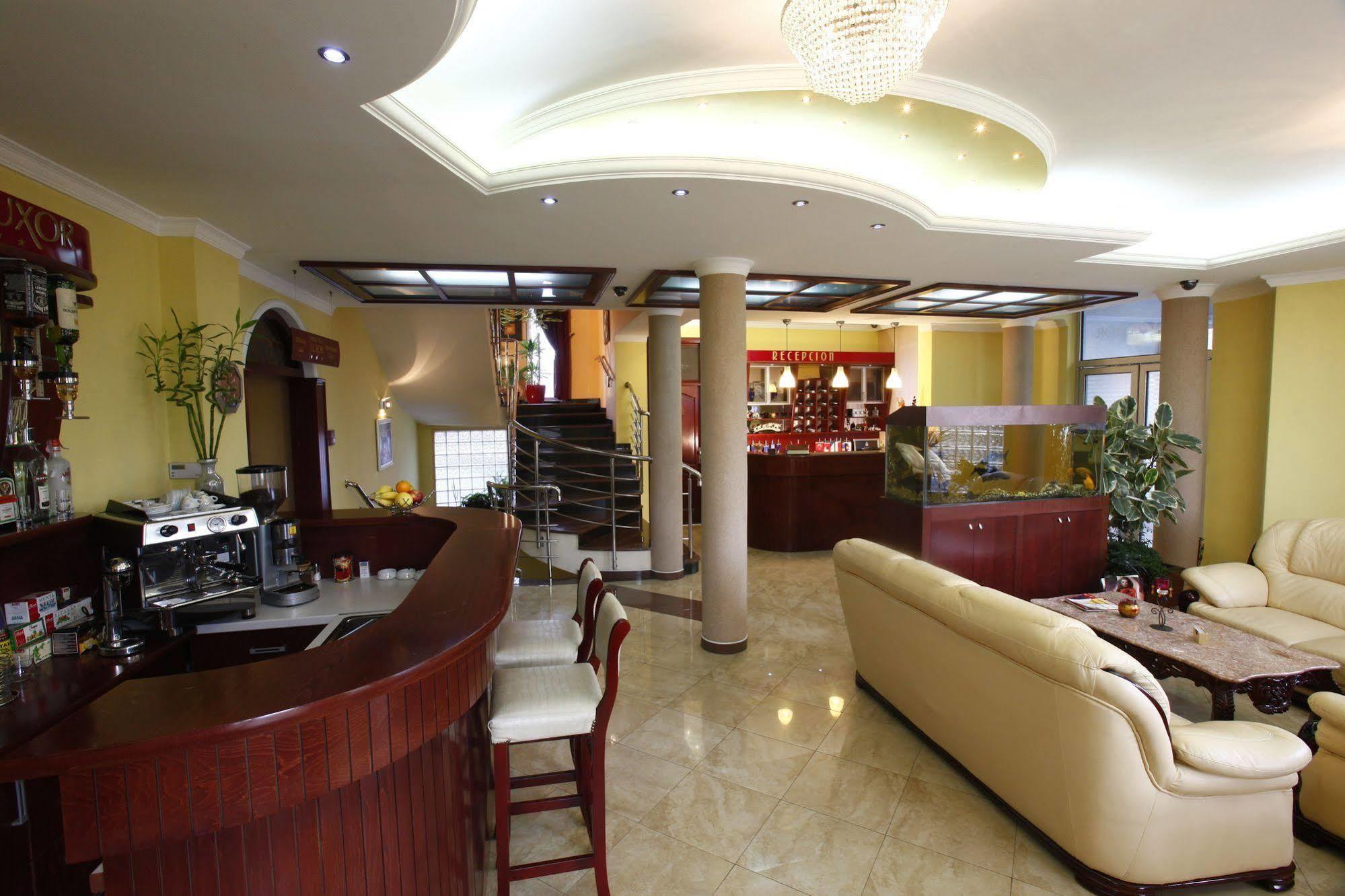 Hotel Luxor Šuto Orizari エクステリア 写真